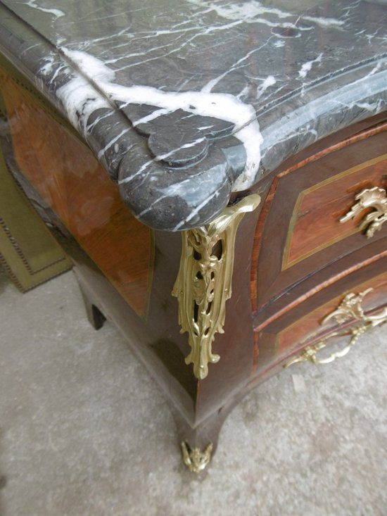 Commode tombeau époque Louis XV  XVIIIe siècle