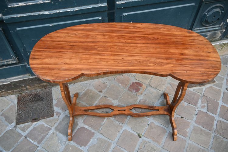 Kidney-shaped table stamped by Rebour, 18th century