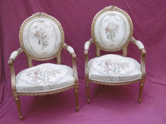 Suite De Quatre Fauteuils style Louis XVI à Dossier Médaillon