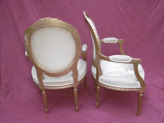 Suite De Quatre Fauteuils style Louis XVI à Dossier Médaillon