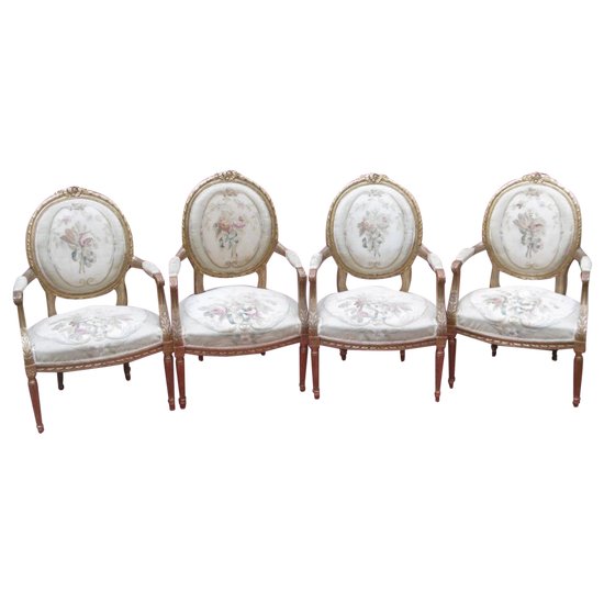 Suite De Quatre Fauteuils style Louis XVI à Dossier Médaillon