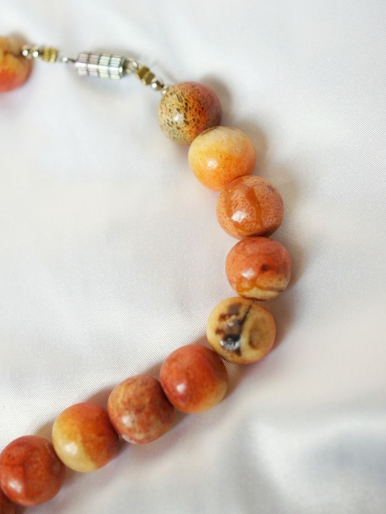 Collana vintage anni '60-'70 in corallo mela o spugna naturale con perline grandi