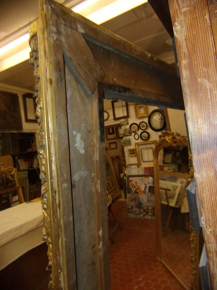 Cornice del XIX secolo in legno dorato.