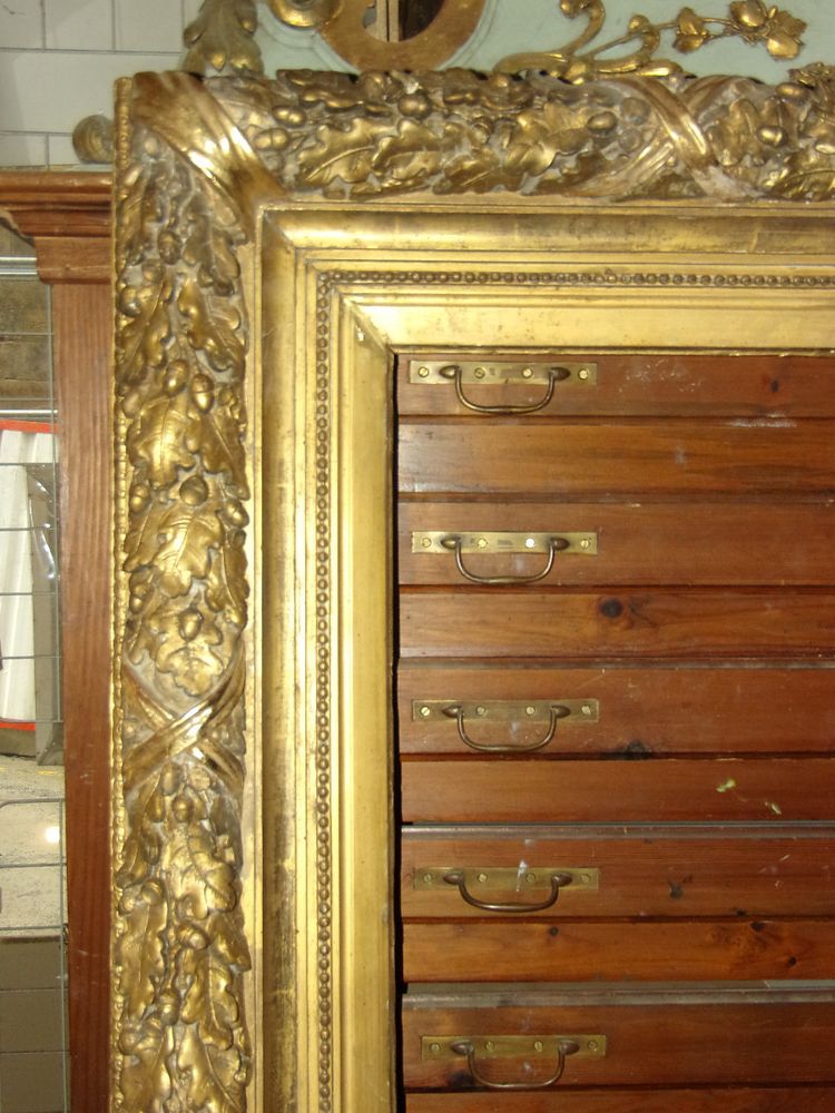 Cornice del XIX secolo in legno dorato.