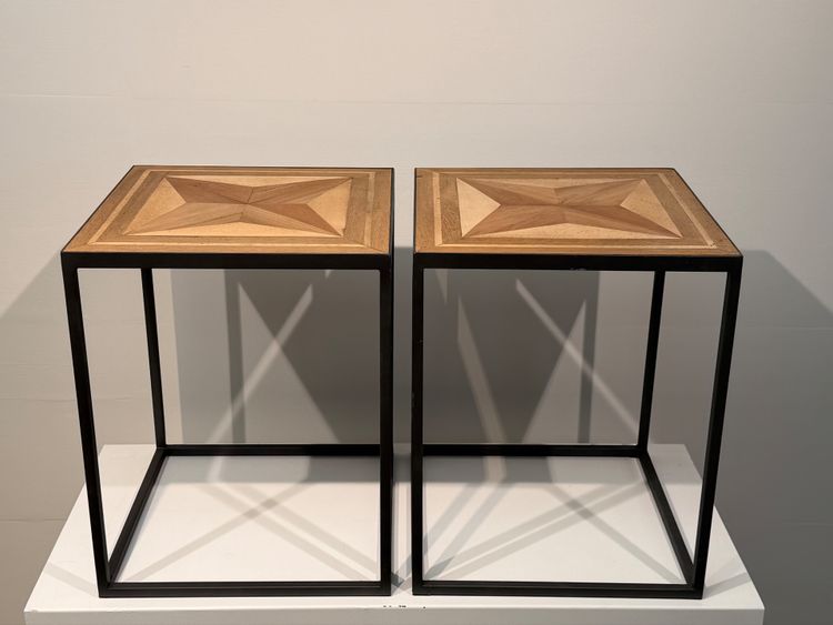 Paire de petites tables d'appoint en parquet