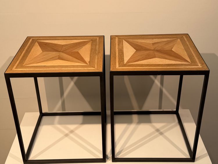 Paire de petites tables d'appoint en parquet