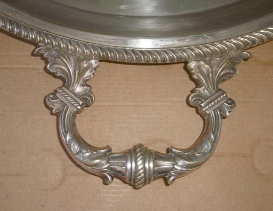 Großes Tablett aus versilbertem Metall XIX.