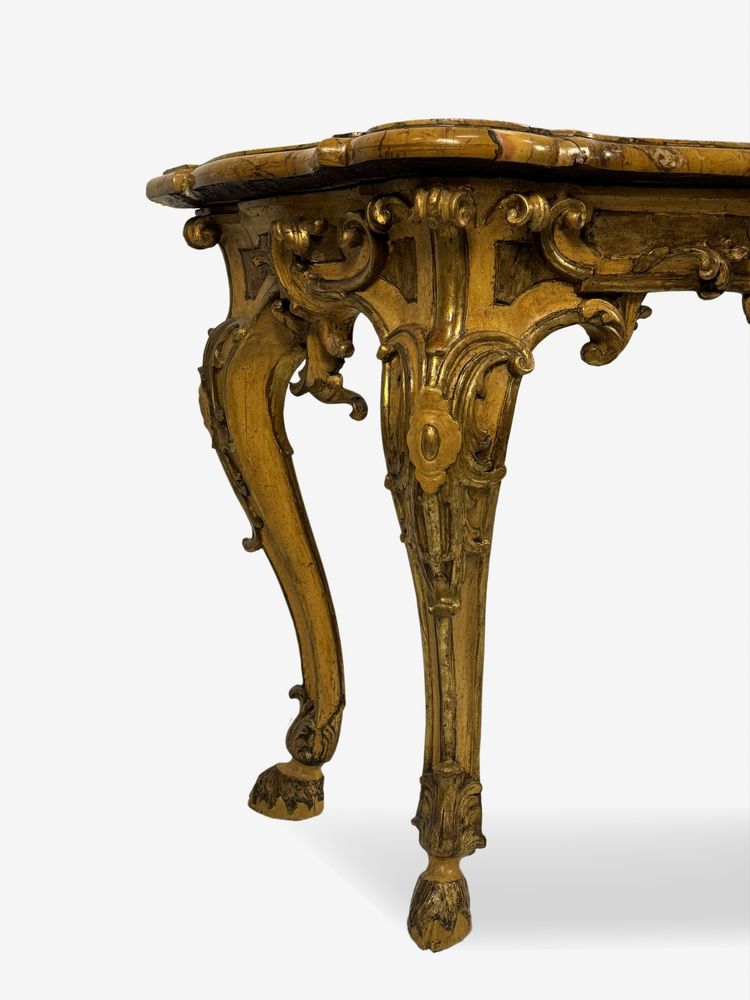 Console en bois sculpté, laqué et doré, XVIIIe siècle
