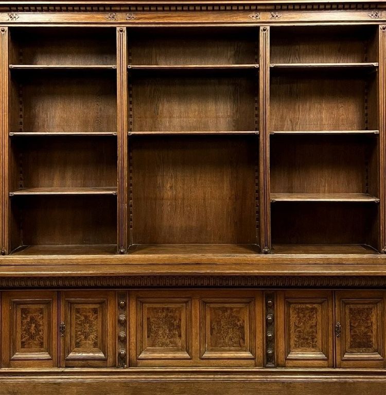 Large double-sided display case – Renaissance style – Walnut and burl wood – 19th century