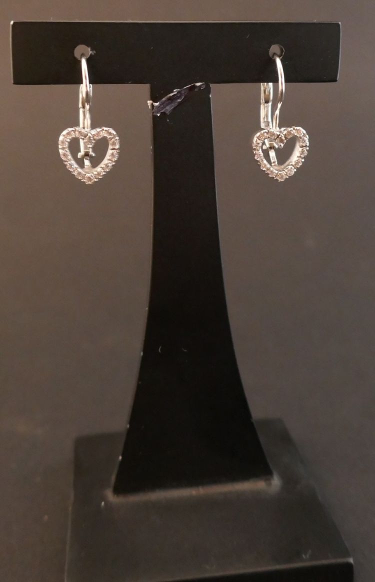 Orecchini a forma di cuore, in oro bianco 18 carati.