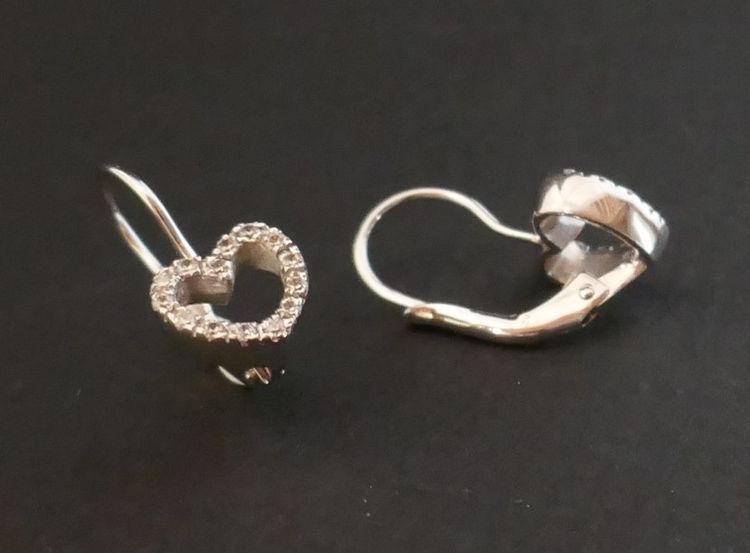 Orecchini a forma di cuore, in oro bianco 18 carati.
