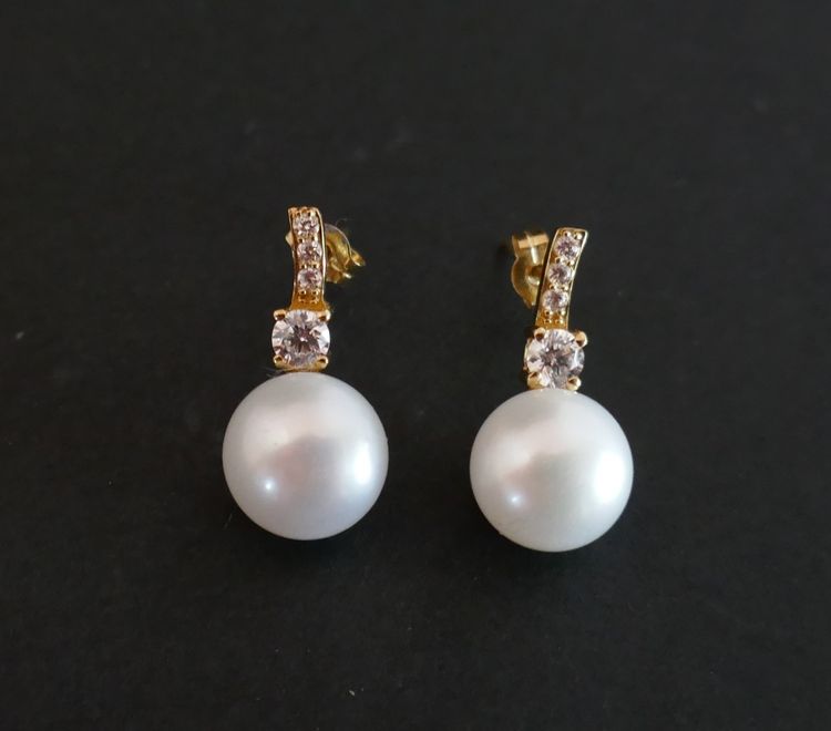 Orecchini di perle e pietre preziose, in oro 18 carati.
