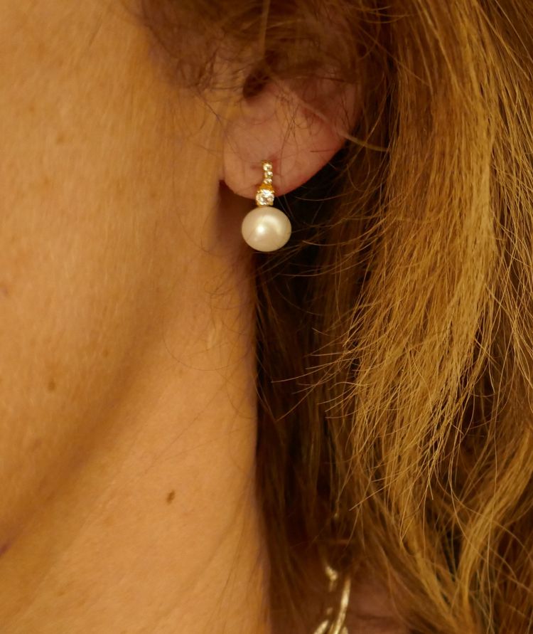 Orecchini di perle e pietre preziose, in oro 18 carati.