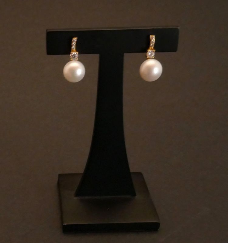 Orecchini di perle e pietre preziose, in oro 18 carati.