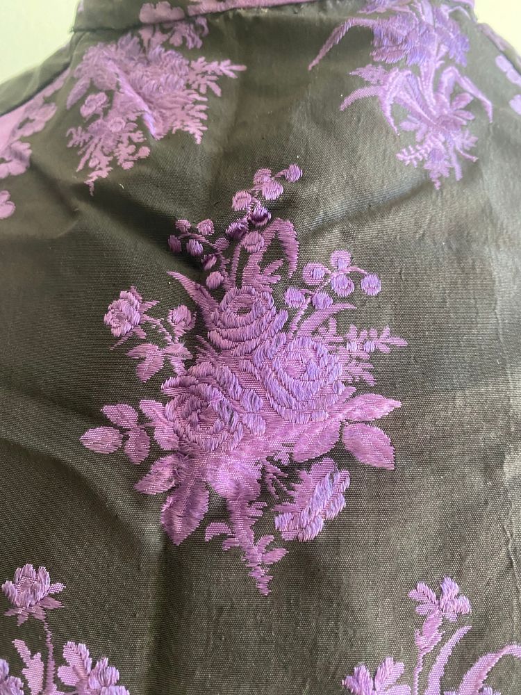 Long pleated damask silk dress – Early 19th century – Purple floral patterns on a black background