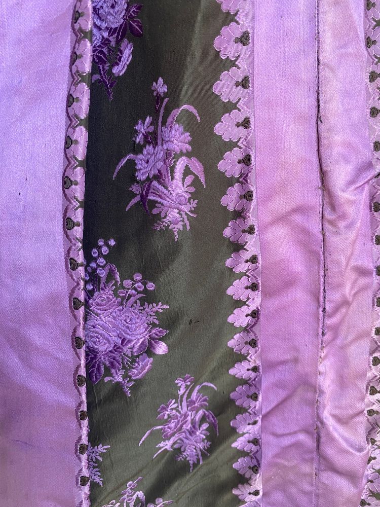 Long pleated damask silk dress – Early 19th century – Purple floral patterns on a black background