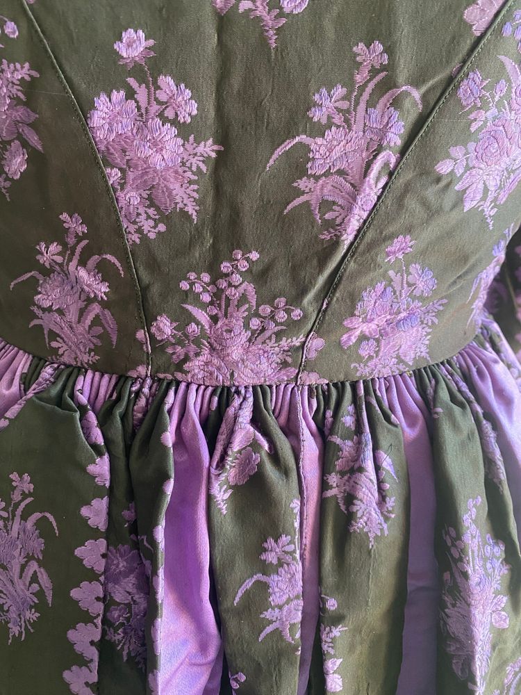 Long pleated damask silk dress – Early 19th century – Purple floral patterns on a black background
