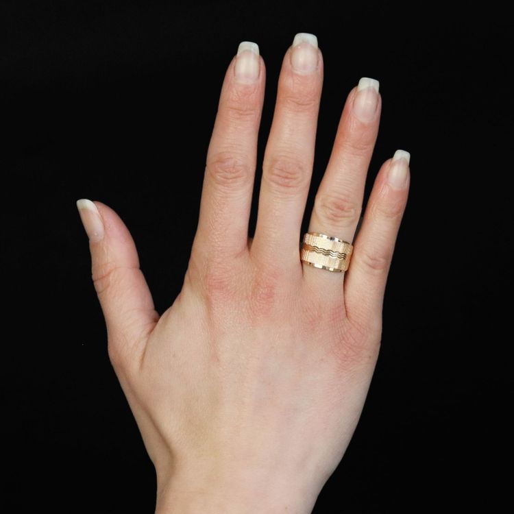 Anello grande in oro rosa cesellato