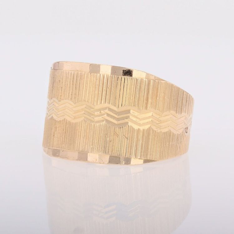 Anello grande in oro rosa cesellato