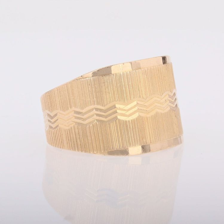 Anello grande in oro rosa cesellato