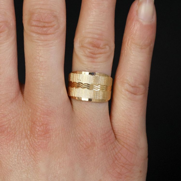 Anello grande in oro rosa cesellato