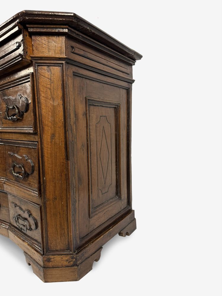Cassettone in noce, Bergamo, prima metà del XVIII secolo