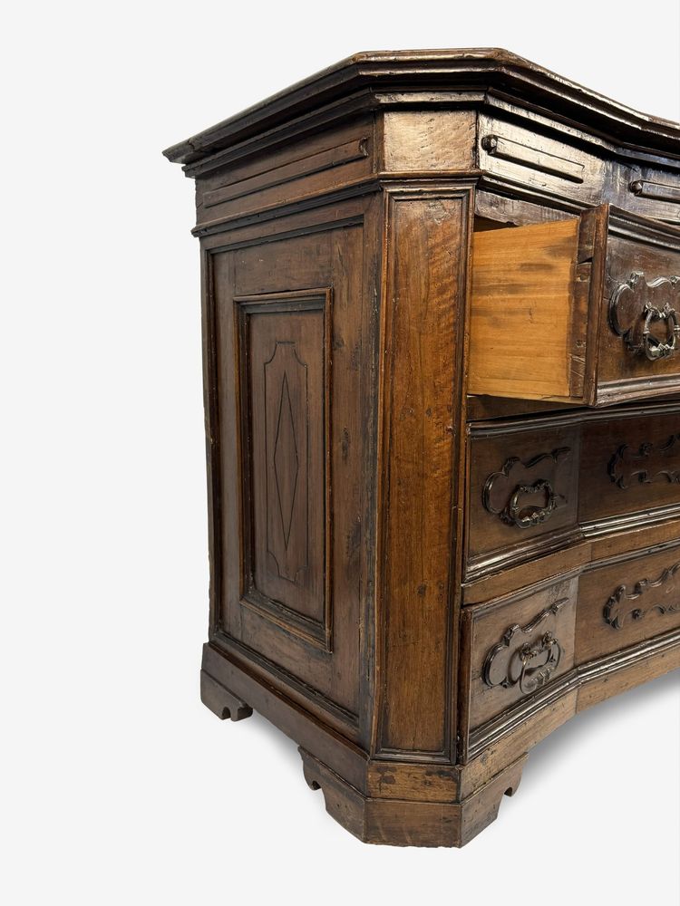 Cassettone in noce, Bergamo, prima metà del XVIII secolo