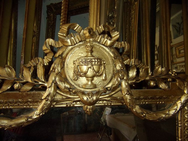 Specchio con frontone, XIX secolo, in legno dorato