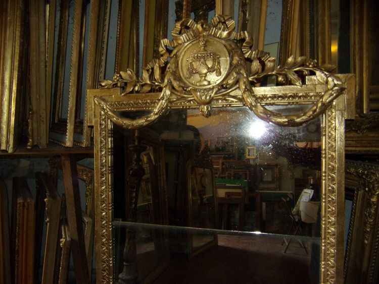Specchio con frontone, XIX secolo, in legno dorato