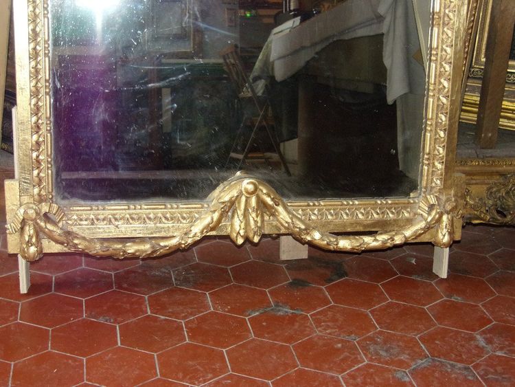 Specchio con frontone, XIX secolo, in legno dorato
