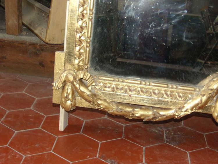 Specchio con frontone, XIX secolo, in legno dorato