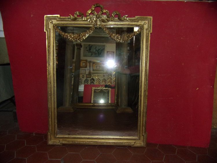 19th century period mirror, in gilded wood.