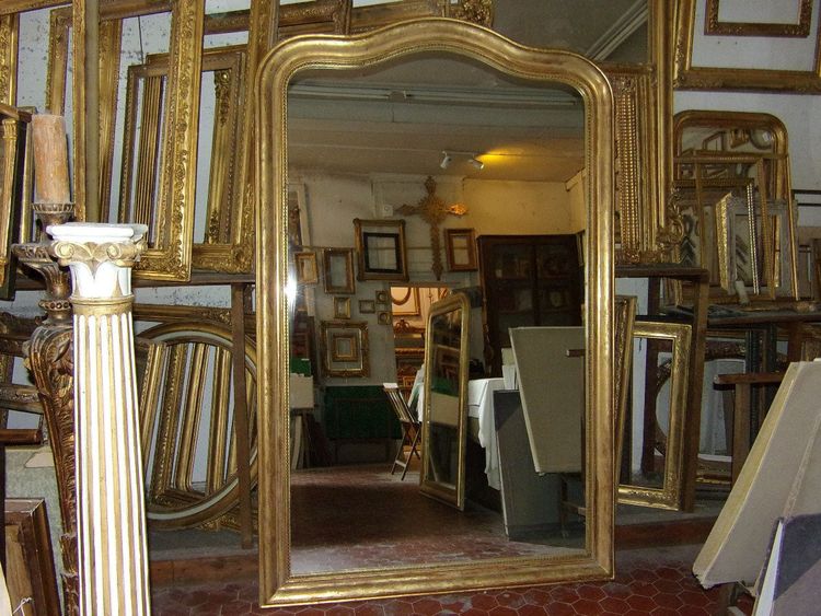 Specchio di grandi dimensioni del XIX secolo, in legno dorato.
