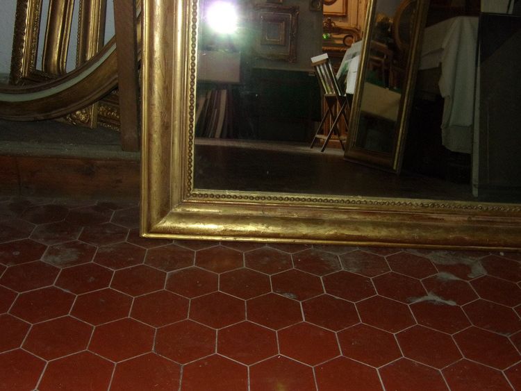 Specchio di grandi dimensioni del XIX secolo, in legno dorato.