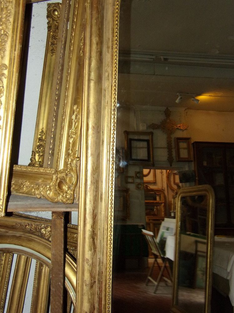Specchio di grandi dimensioni del XIX secolo, in legno dorato.