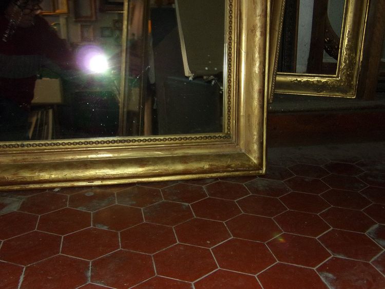 Specchio di grandi dimensioni del XIX secolo, in legno dorato.