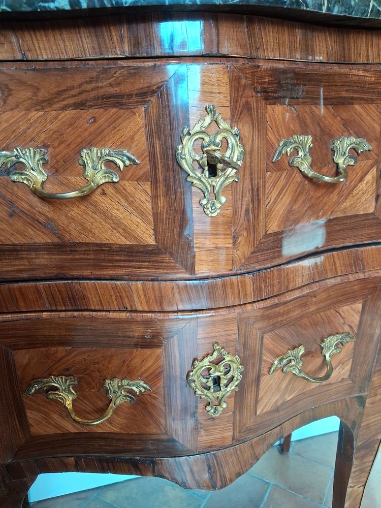 Geschwungene Kommode mit dem Stempel Jean-Baptiste Tuart.
