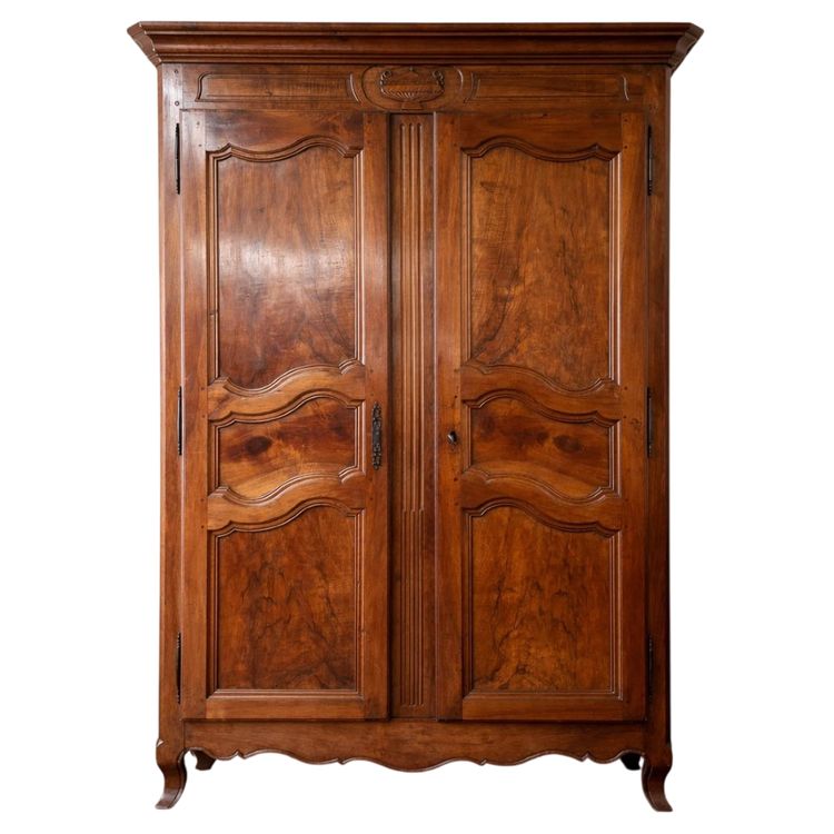 Armadio d'epoca Luigi XV in noce massiccio, lavorazione regionale di qualità