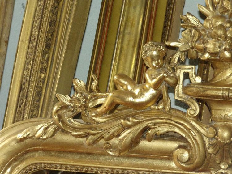 Louis Philippe mirror, with cherubs, 19th century, in gilded wood.