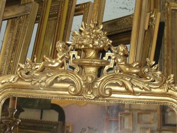Louis Philippe mirror, with cherubs, 19th century, in gilded wood.