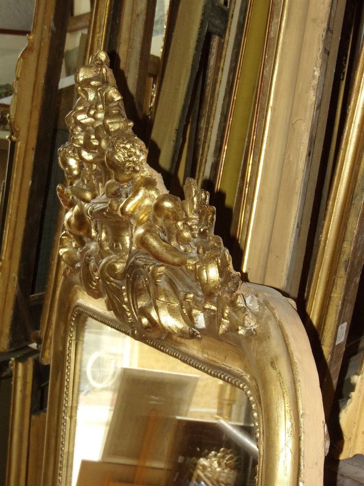 Louis Philippe mirror, with cherubs, 19th century, in gilded wood.