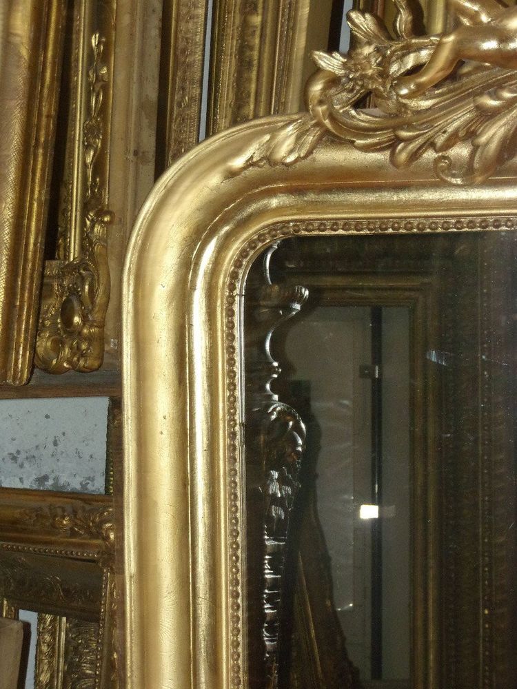 Louis Philippe mirror, with cherubs, 19th century, in gilded wood.