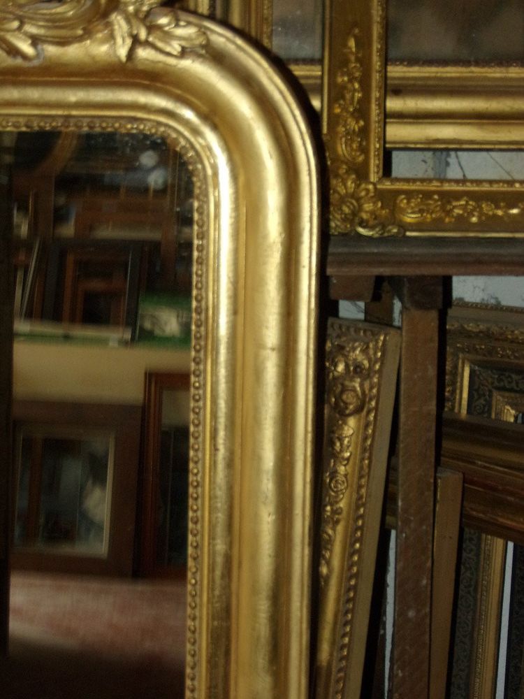 Louis Philippe mirror, with cherubs, 19th century, in gilded wood.
