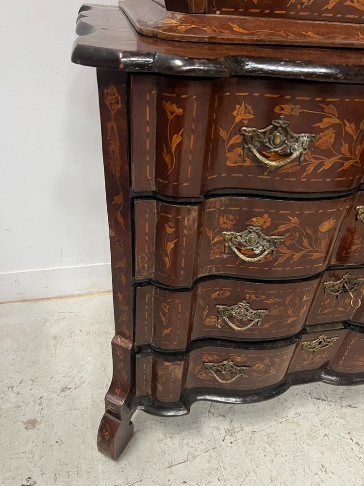 Vetrina olandese in legno intarsiato in due parti del XIX secolo