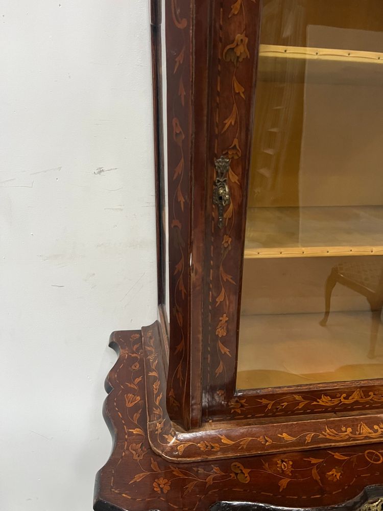 Vetrina olandese in legno intarsiato in due parti del XIX secolo