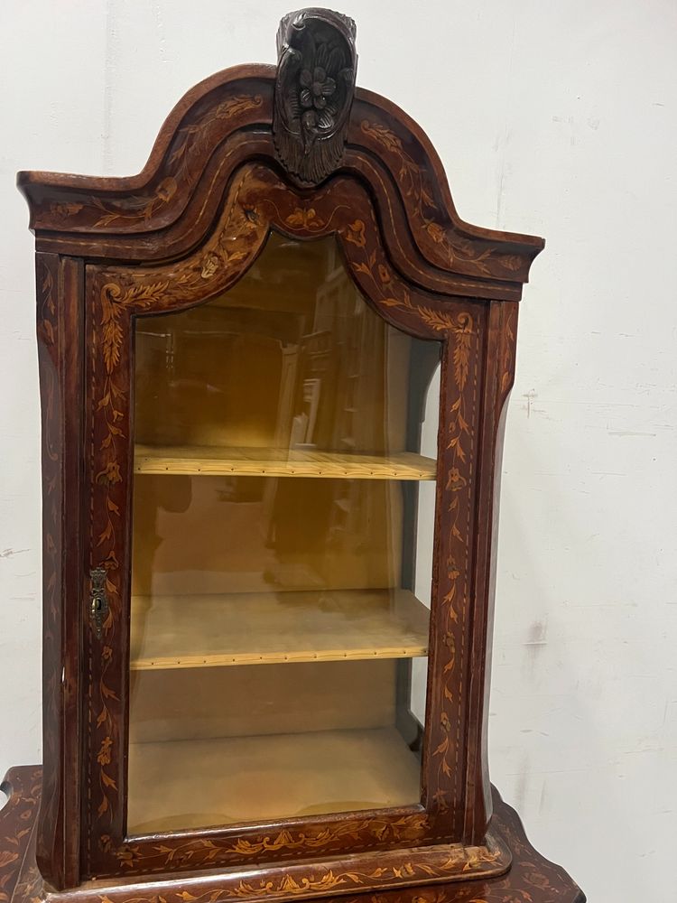 Vetrina olandese in legno intarsiato in due parti del XIX secolo