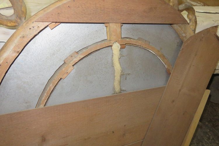Grande specchio ovale con frontone, in legno dorato, XIX secolo.