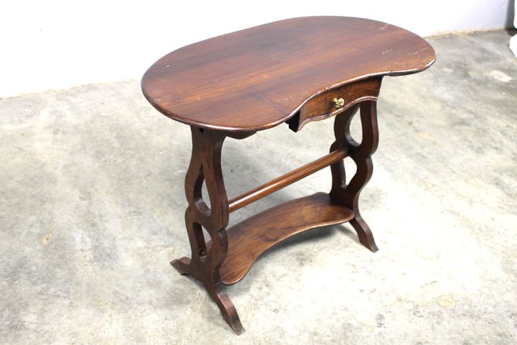 Table rognon table d'appoint table volante de salon en noyer époque Charles X 19ème