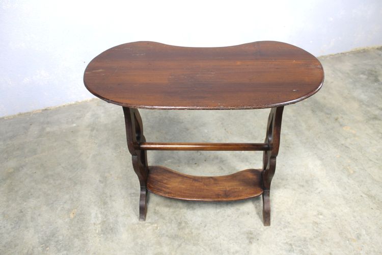 Table rognon table d'appoint table volante de salon en noyer époque Charles X 19ème