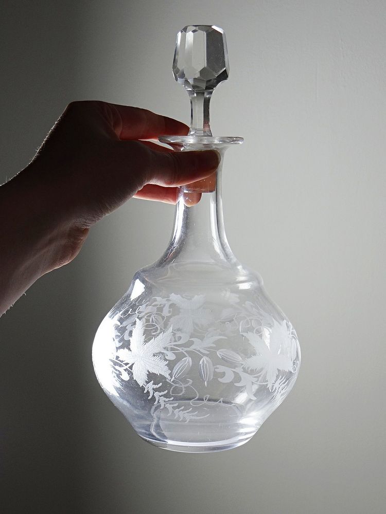 Carafe ancienne en cristal gravé, décor végétal, Bohème XIX-XXe